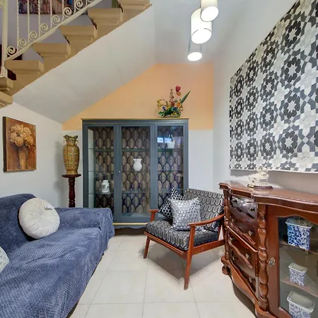 Charming 2br Townhouse With Rooftop Terrace *
