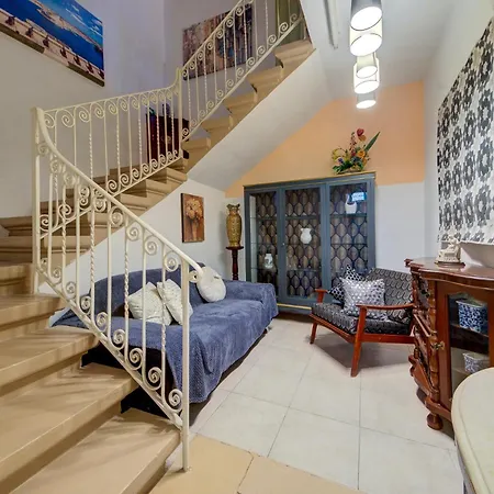 Holiday home Charming 2br Townhouse With Rooftop Terrace