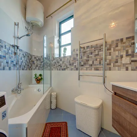 Holiday home Charming 2br Townhouse With Rooftop Terrace