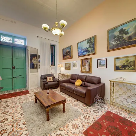 Holiday home Charming 2br Townhouse With Rooftop Terrace