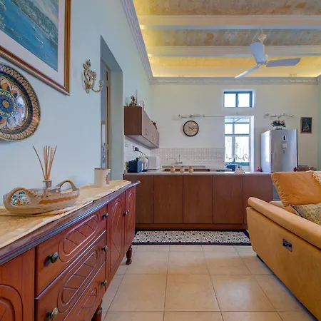 Charming 2br Townhouse With Rooftop Terrace