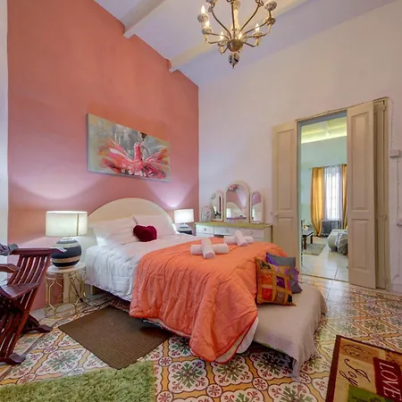 Charming 2br Townhouse With Rooftop Terrace *
