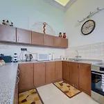 Charming 2br Townhouse With Rooftop Terrace