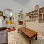 Charming 2br Townhouse With Rooftop Terrace *