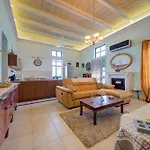 Charming 2br Townhouse With Rooftop Terrace *