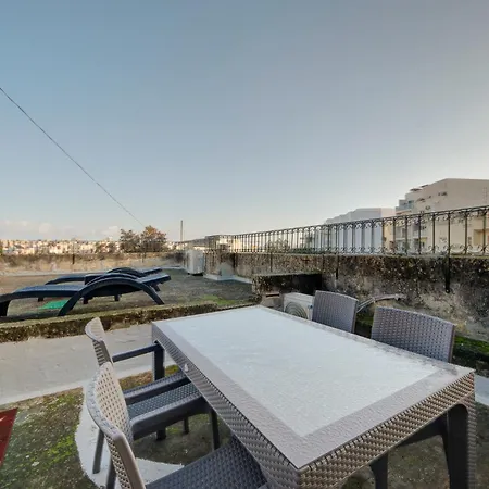 Charming 2br Townhouse With Rooftop Terrace