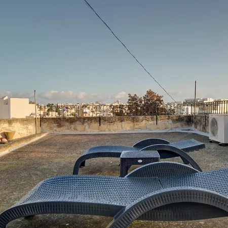 Charming 2br Townhouse With Rooftop Terrace