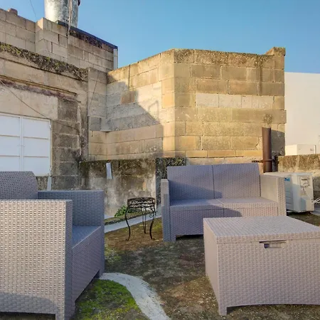 Charming 2br Townhouse With Rooftop Terrace