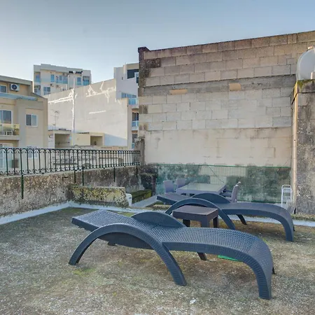 Dom wakacyjny Charming 2br Townhouse With Rooftop Terrace *