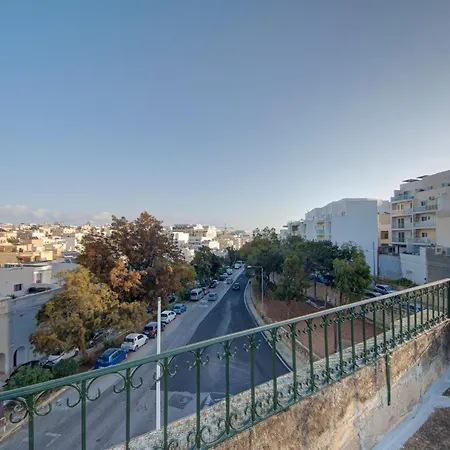 Charming 2br Townhouse With Rooftop Terrace *