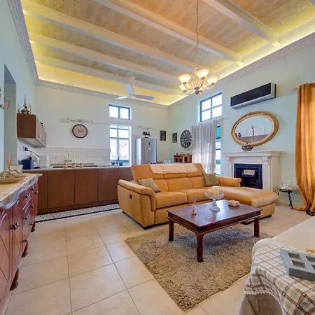 Charming 2br Townhouse With Rooftop Terrace *