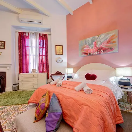 Dom wakacyjny Charming 2br Townhouse With Rooftop Terrace