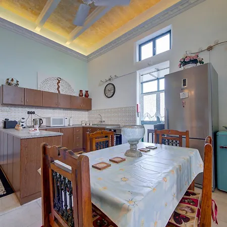 Charming 2br Townhouse With Rooftop Terrace *
