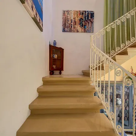 Dom wakacyjny Charming 2br Townhouse With Rooftop Terrace *